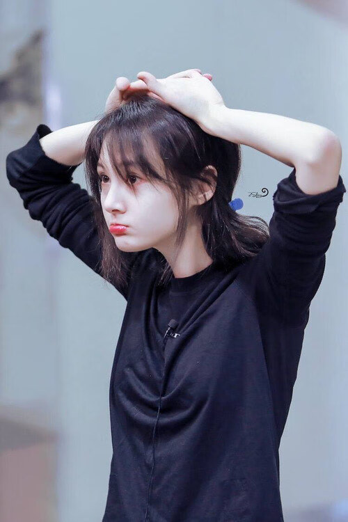 2016年季后赛：面对雷霆的“生死战”，库里挺身而出，投中多个超远距离三分，赢得“最佳表现”